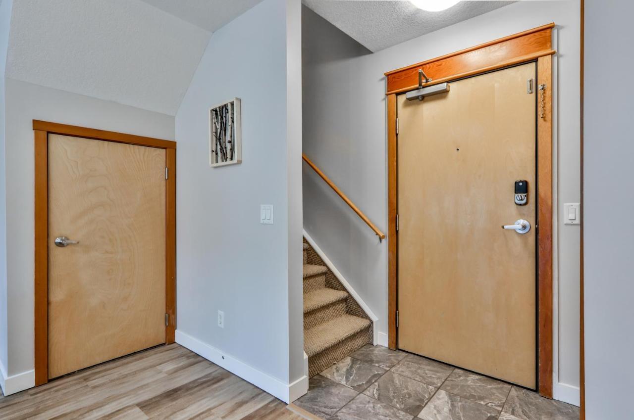 Charming 1 Bdrm Plus Loft With Views Managed By Little Sister Getaways Canmore Eksteriør billede