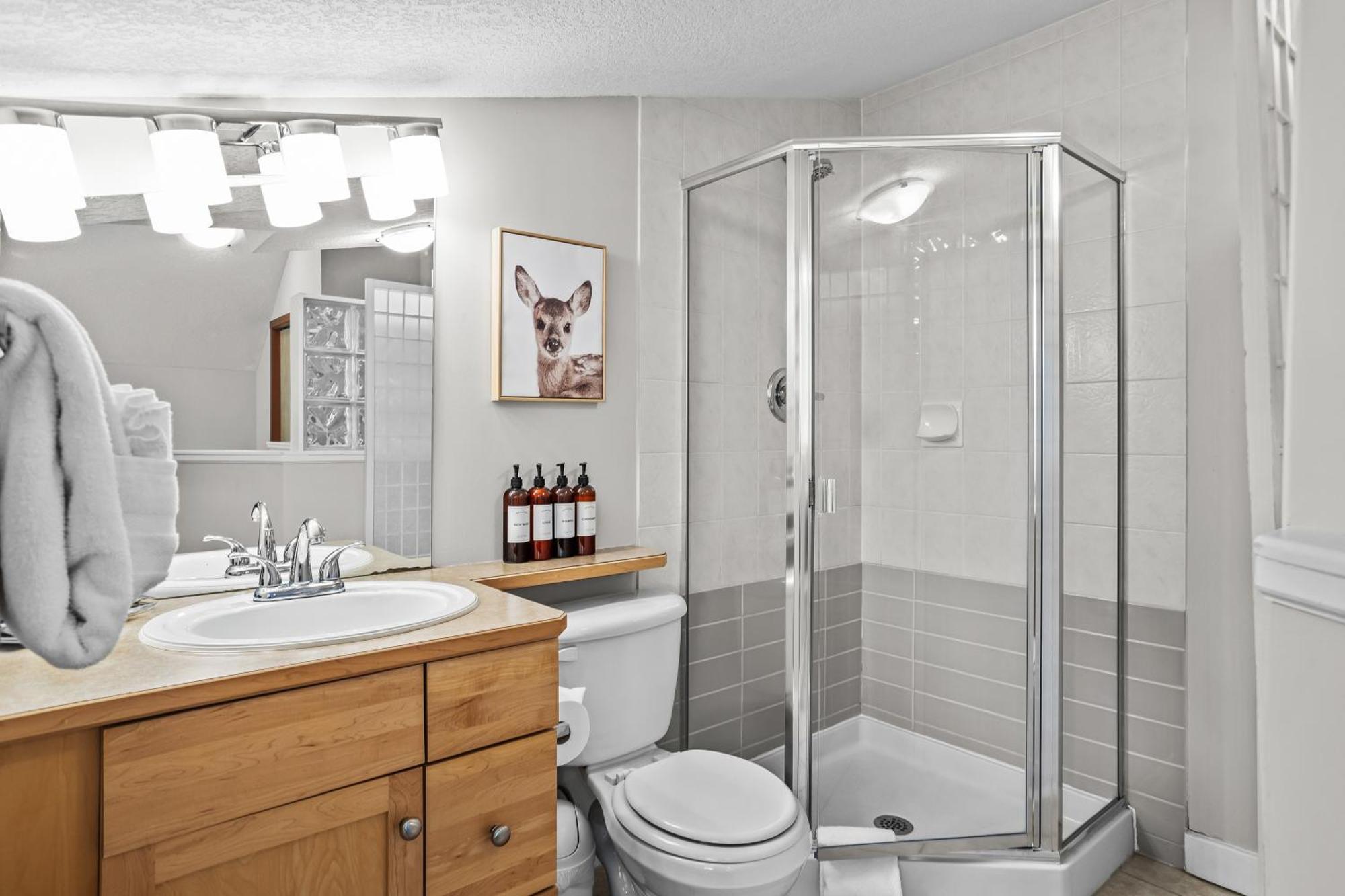 Charming 1 Bdrm Plus Loft With Views Managed By Little Sister Getaways Canmore Eksteriør billede