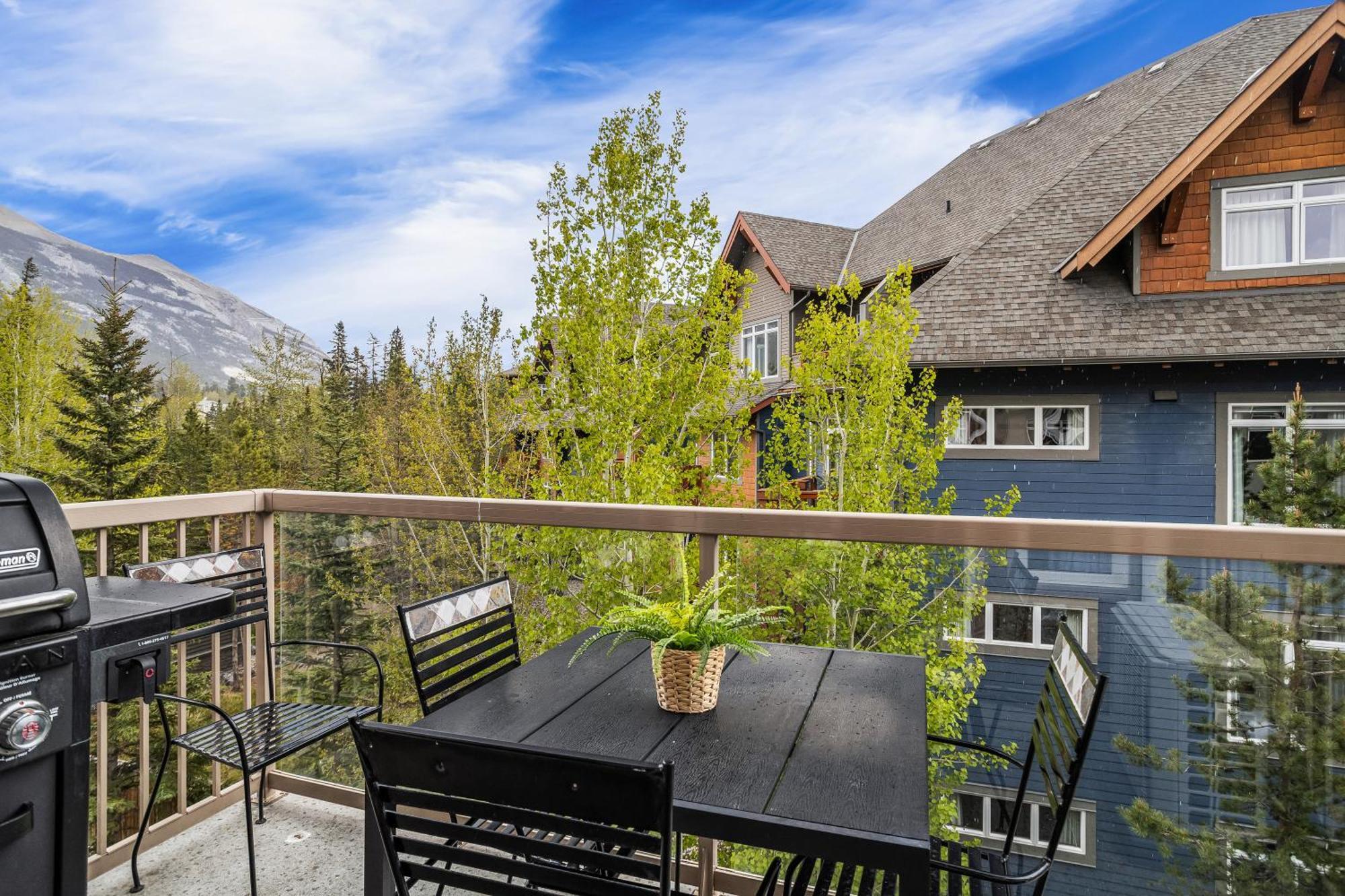 Charming 1 Bdrm Plus Loft With Views Managed By Little Sister Getaways Canmore Eksteriør billede