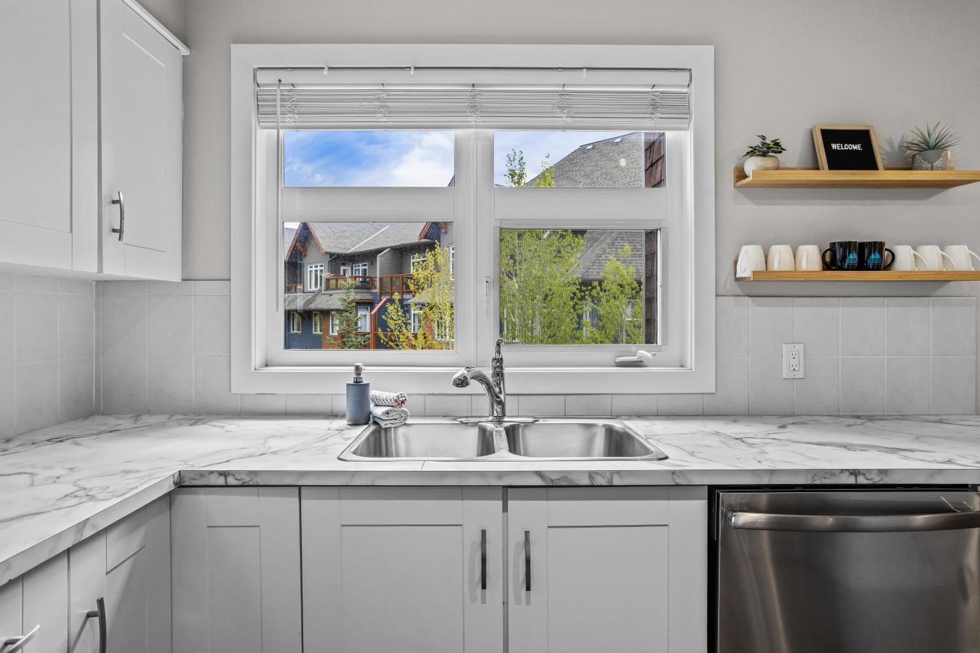 Charming 1 Bdrm Plus Loft With Views Managed By Little Sister Getaways Canmore Eksteriør billede