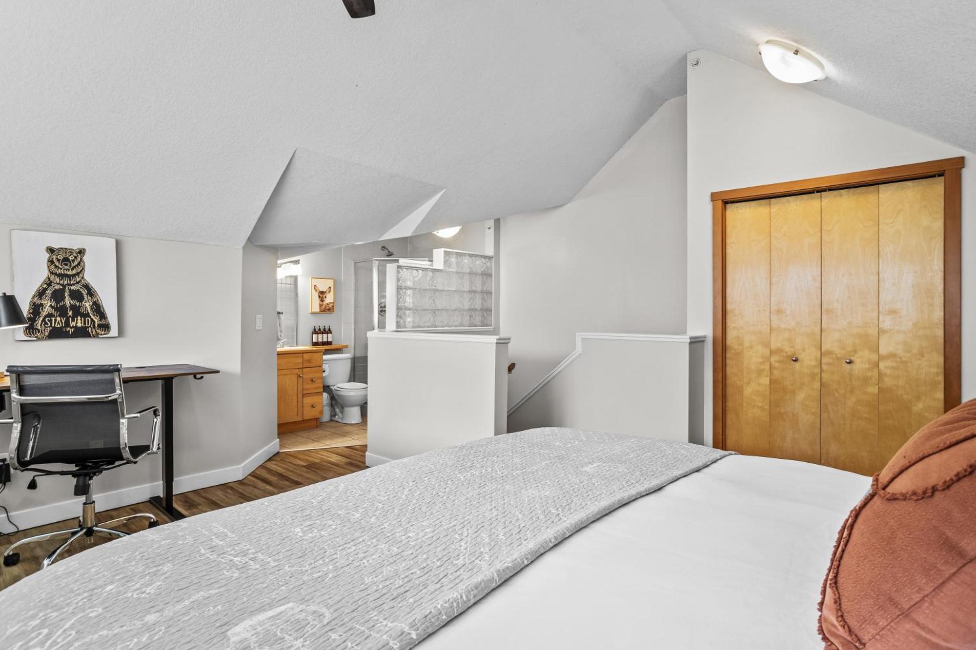 Charming 1 Bdrm Plus Loft With Views Managed By Little Sister Getaways Canmore Eksteriør billede