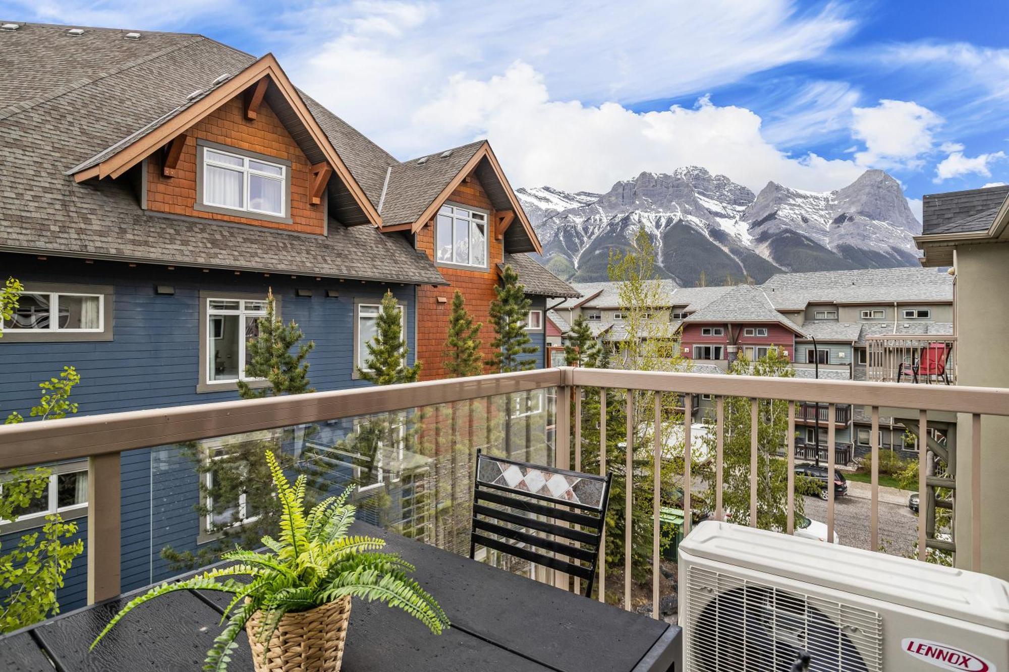 Charming 1 Bdrm Plus Loft With Views Managed By Little Sister Getaways Canmore Eksteriør billede